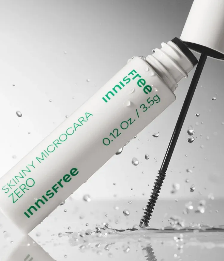 차별화된 마이크로 스키니 브러시가 속눈썹에 초밀착되어 번짐과 처짐 없는 깔끔 눈매를 연출해 주는 워터프루프 마스카라. 번짐, 처짐 걱정 NO! 극세사 숏 브러시로 한 올 한 올 깔끔하게! 워터프루프, 초슬림브러시의 이니스프리 스키니 꼼꼼카라 제로