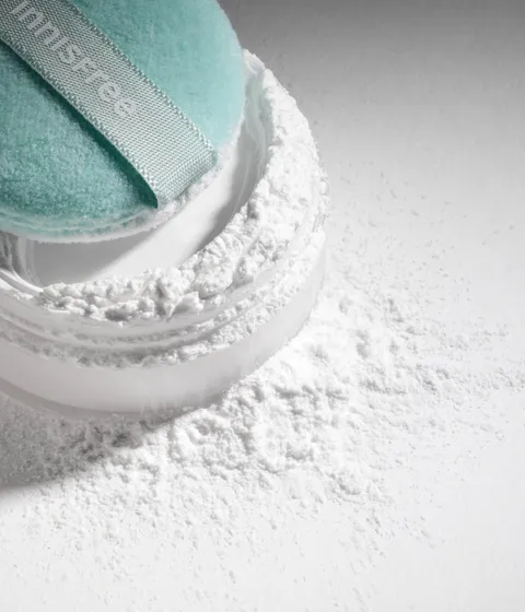 극세사 소재로 보송보송한 피부를 연출하는 미니 사이즈 파우더 퍼프. 노세범 미네랄 파우더, 노세범 AC 파우더에 내장해 사용할 수 있는 겸용 퍼프. 피부 결을 살리고 보송한 표현을 완성하는 이니스프리 미니 파우더 퍼프