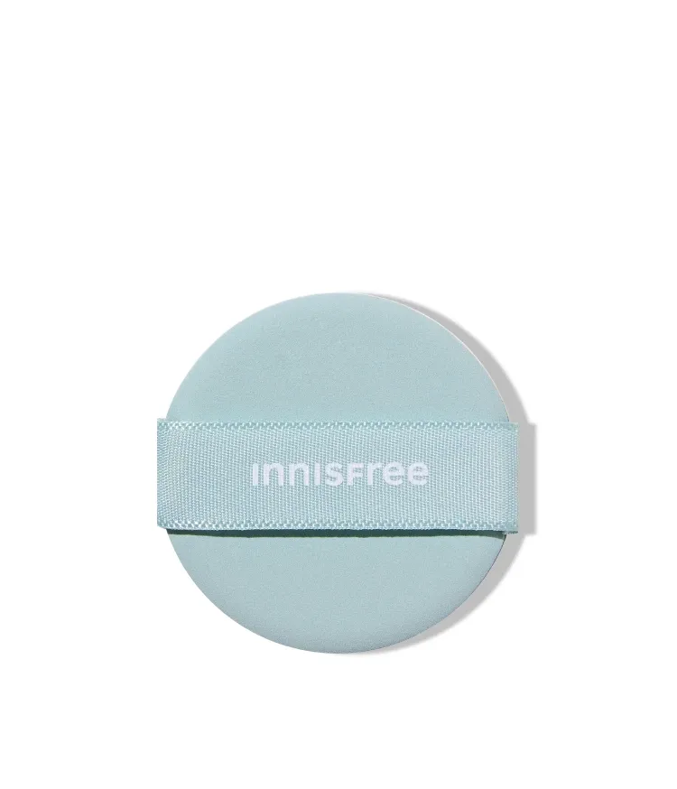 매트한 제형도 부드럽고 균일하게 펴 발라주는 밀착핏 쿠션 퍼프. 퍼프 절반에 있는 에어 홀이 노세범 파우더 쿠션 내용물을 뭉침없이 균일하게 발라주어 꼼꼼한 커버 표현을 도와주는 이니스프리 노세범 파우더 쿠션 퍼프