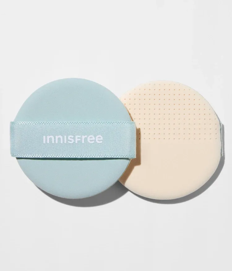 매트한 제형도 부드럽고 균일하게 펴 발라주는 밀착핏 쿠션 퍼프. 퍼프 절반에 있는 에어 홀이 노세범 파우더 쿠션 내용물을 뭉침없이 균일하게 발라주어 꼼꼼한 커버 표현을 도와주는 이니스프리 노세범 파우더 쿠션 퍼프