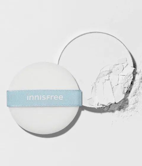 미니 사이즈의 퍼프로 가볍고 투명한 피부 표현을 완성해 주는 이니스프리 미니 팩트 퍼프. 노세범 미네랄 팩트의 퍼프로도 사용 가능! 실크처럼 부드러운 촉감과 부드러운 질감의 후로킹 퍼프로 노세범 미네랄 팩트를 뭉침없이 바를 수 있게 도와주는 미니 퍼프