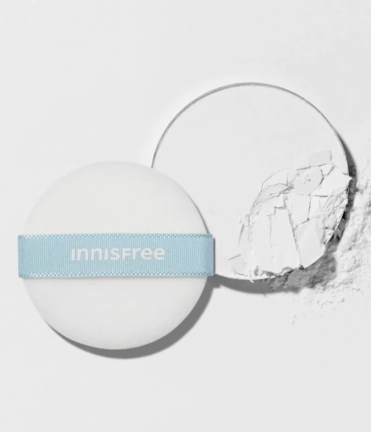 미니 사이즈의 퍼프로 가볍고 투명한 피부 표현을 완성해 주는 이니스프리 미니 팩트 퍼프. 노세범 미네랄 팩트의 퍼프로도 사용 가능! 실크처럼 부드러운 촉감과 부드러운 질감의 후로킹 퍼프로 노세범 미네랄 팩트를 뭉침없이 바를 수 있게 도와주는 미니 퍼프