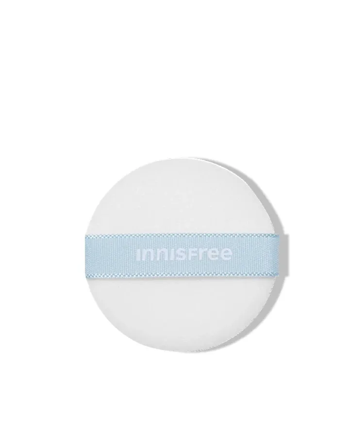 미니 사이즈의 퍼프로 가볍고 투명한 피부 표현을 완성해 주는 이니스프리 미니 팩트 퍼프. 노세범 미네랄 팩트의 퍼프로도 사용 가능! 실크처럼 부드러운 촉감과 부드러운 질감의 후로킹 퍼프로 노세범 미네랄 팩트를 뭉침없이 바를 수 있게 도와주는 미니 퍼프