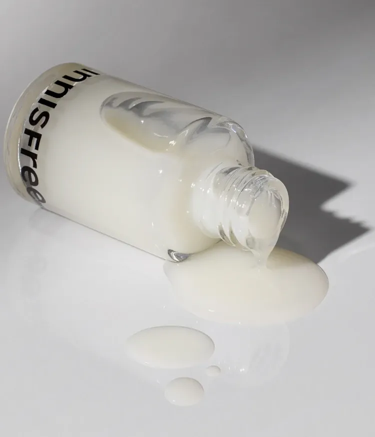 네일 컬러의 지속력을 높여주고 손톱의 착색을 줄여 주는 이니스프리 네일 베이스코트. 컬러 밀착력을 높이고 제주 감귤 오일 성분으로 손톱 보호막을 형성해 착색방지를 도와주는 네일 필수템! 예쁜 네일 컬러를 오랜 시간 선명하게 유지할 수 있는 네일 베이스