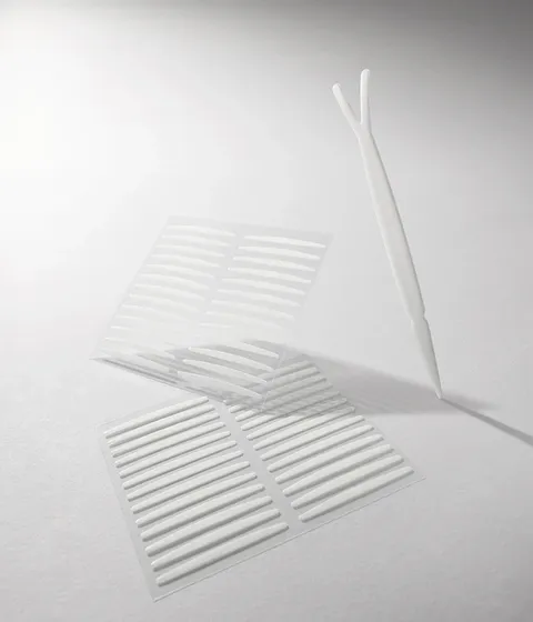 세로 2.5mm 길이의 슬림형 테이프로 손쉽게 쌍커풀을 만들어 주고 Y자 스틱으로 깔끔한 부착을 도와주는 양면 사용이 가능한 쌍꺼풀 테이프. 자연스럽고 또렷하게 깔끔 쌍꺼풀라인을 만들어주는 이니스프리 양면 쌍꺼풀 테이프