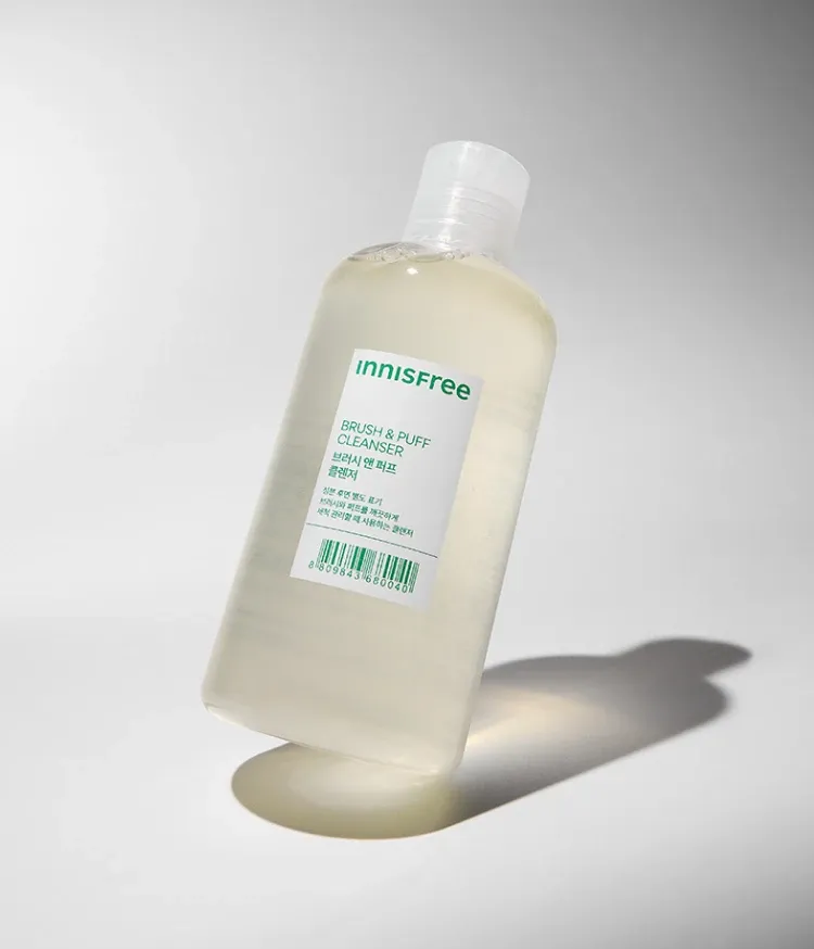 브러시와 퍼프를 손상 없이 딥 클렌징 할 수 있는 브러시 퍼프 전 클렌저. 깨끗한 브러시와 퍼프 관리에 필수인 이니스프리 브러시&퍼프 클런저