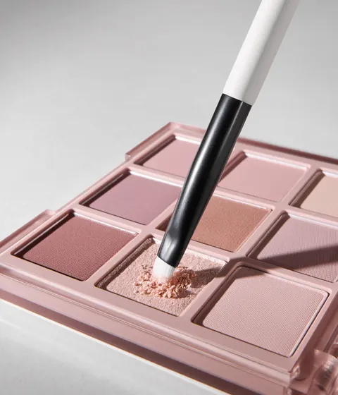 입체감있고 또렷한 애교살 메이크업 및 정교한 아이 메이크업을 위한 아이섀도우 브러시. 언더음영과 애교살 표현, 글리터를 얹기에도 좋은 탄탄한 탄력의 언더 아이메이크업 특화 브러시. 이니스프리 눈매 조각 브러시