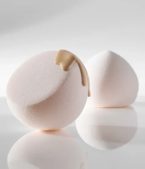 말랑하고 부드러운 촉감으로 얇고 촉촉하게 피부 표현이 가능한 스마트 블렌더 퍼프. 촉촉한 베이스 메이크업, 착붙 메이크업, 물광 메이크업 연출을 위한 모찌퍼프. 99% 향균력과 전용 파우치까지 제공하는 이니스프리 말랑촉촉 메이크업 블렌더 퍼프