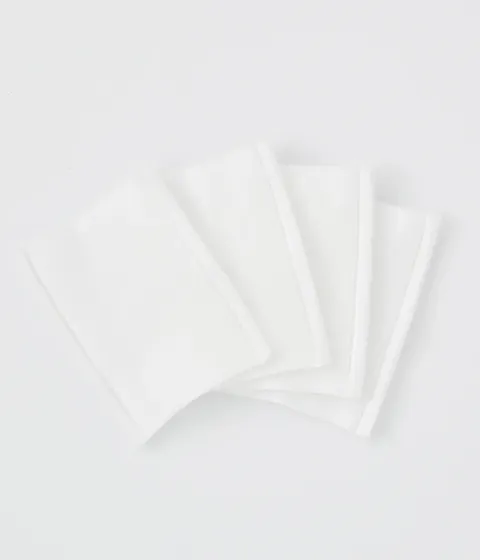 피부에 자극 없는 순면 화장솜으로 피부결 정돈 추천템인 닦아쓰는 화장솜. 스킨, 토너, 에센스를 흡수시켜 사용할 수 있는 가성비 좋은 양면솜 이니스프리 닦아 쓰는 화장솜