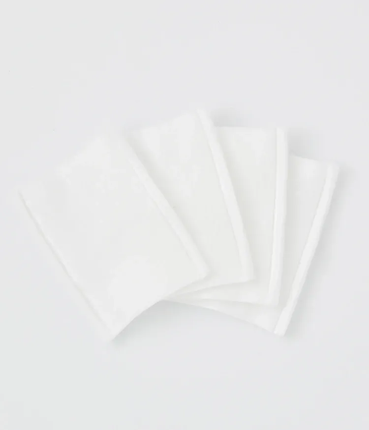 피부에 자극 없는 순면 화장솜으로 피부결 정돈 추천템인 닦아쓰는 화장솜. 스킨, 토너, 에센스를 흡수시켜 사용할 수 있는 가성비 좋은 양면솜 이니스프리 닦아 쓰는 화장솜