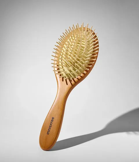 부드러운 촉감의 넓은 빗으로 헤어스타일을 정돈하고 두드리거나 빗어 두피를 자극하는 두피 마사지 효과까지 가능한 이니스프리 패들 헤어 브러시