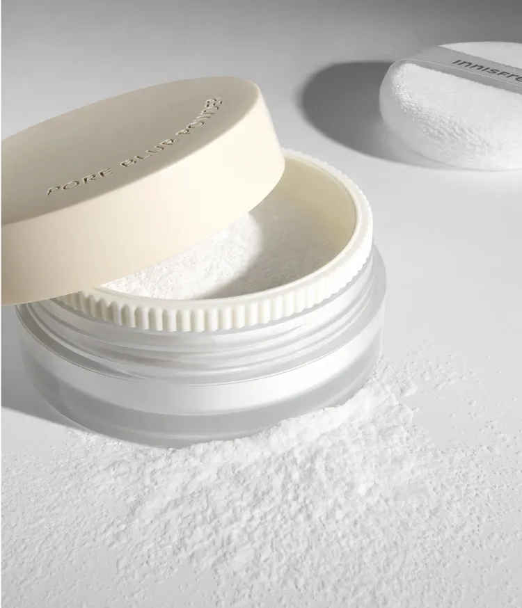 고운 입자로 가볍고 투명 매끈하게 모공 고민 순삭! 메쉬망을 통과하여 더욱 곱고 고르게 묻어나와 보들보들 벨벳 피부로 표현 되고 하얗게 뜨지않아 메이크업 마지막 단계에서 사용 가능하고 지속력을 높여주는 메이크업 코팅 파우더로 추천하는 논코메도제닉 테스트 완료하여 트러블성, 여드름성 피부도 사용가능한 파우더로 추천하는 모공 커버 이니스프리 포어 블러 파우더