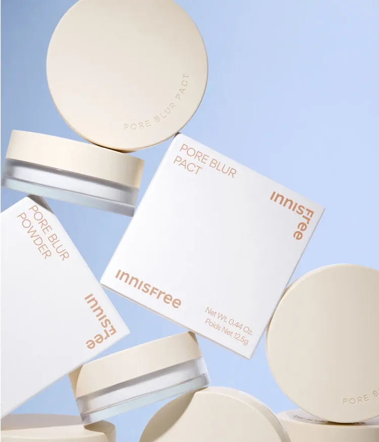 핑크빛 파우더로 피부결 사이사이를 빈틈 없이 메워주어 깐달걀 피부 표현을 해주면서 칼라민 파우더가 피부에 화사함을 선사하고 매끈하게 톤업된 피부로 연출 가능하며 간편하게 수정화장이 가능한 팩트로 번들거리는 유분과 피지를 깔끔하게 정리되고 논코메도제닉 테스트 완료하여 트러블성, 여드름성 피부도 사용가능한 파우더로 추천하는 이니스프리 포어 블러 팩트