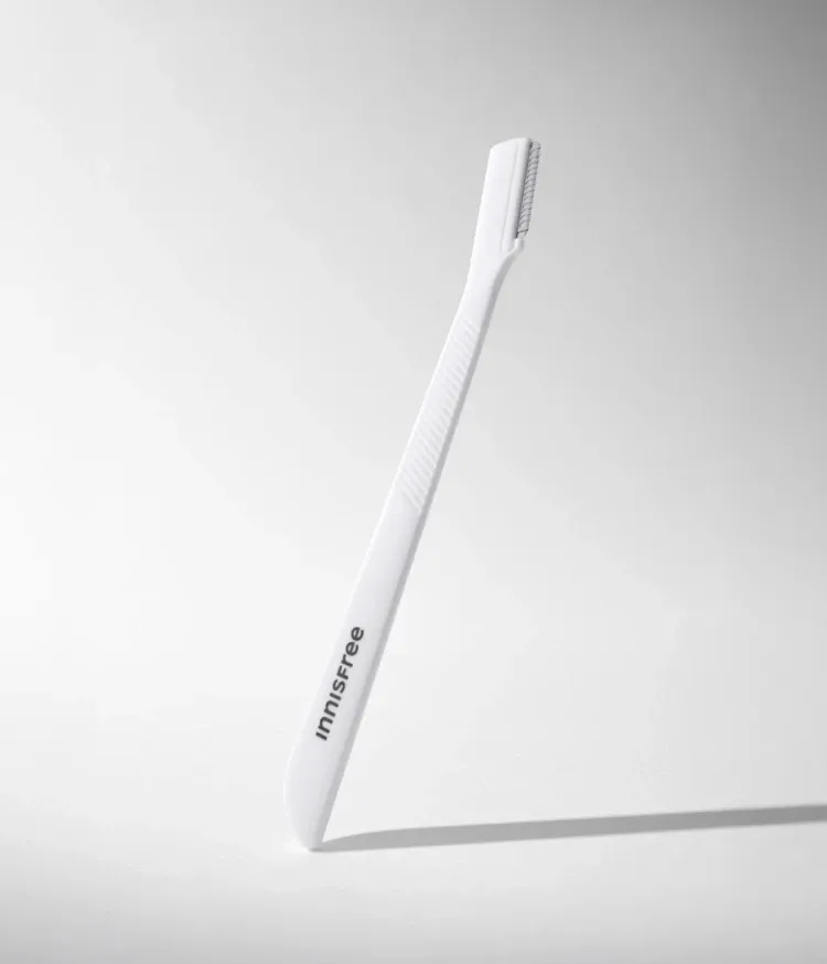 지저분한 눈썹을 쉽고 부드럽게 정리해주고 휴대성 좋은 이니스프리 눈썹 수정칼