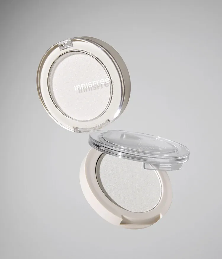 맑고 투명하게 반짝이는 피부를 연출해 주는 하이라이터. 피부톤이 살짝 비치듯 맑고 투명하게 발색되는 자연스러운 하이라이팅 효과의 쉬어 텍스처! 이니스프리 쉬어 글로이 하이라이터