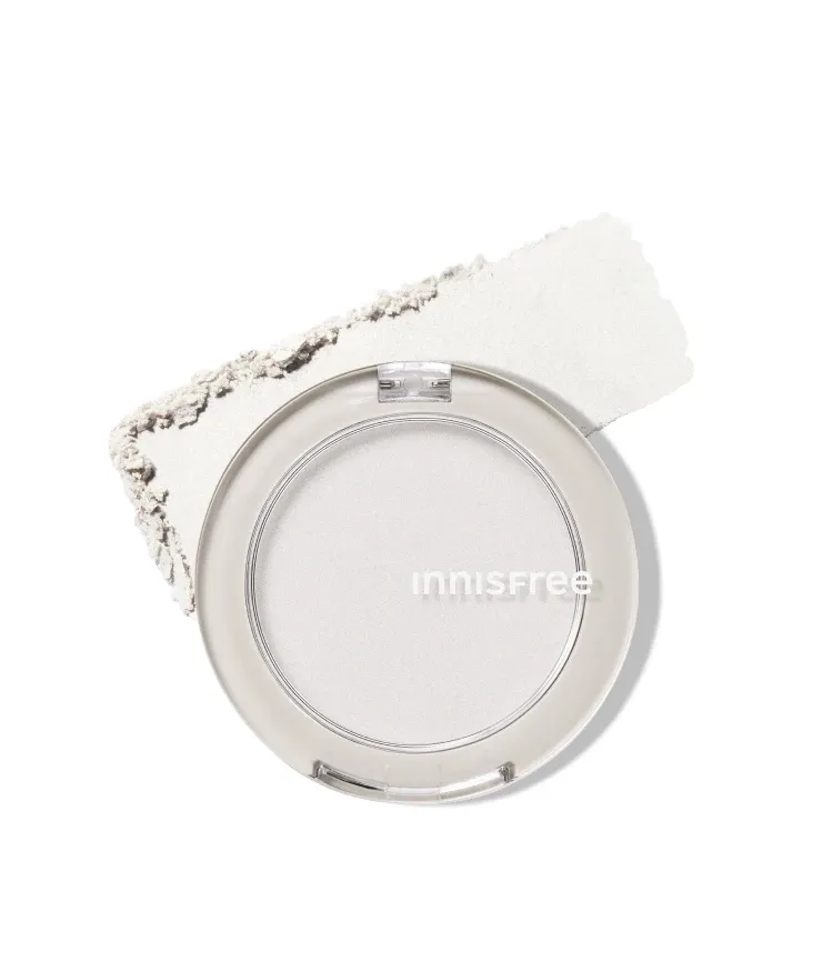 맑고 투명하게 반짝이는 피부를 연출해 주는 하이라이터. 피부톤이 살짝 비치듯 맑고 투명하게 발색되는 자연스러운 하이라이팅 효과의 쉬어 텍스처! 이니스프리 쉬어 글로이 하이라이터