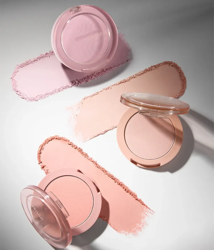 부드럽게 블러처리한 듯한 피부를 표현해 주는 블러셔. 실키하게 표현되어 매끈하고 생기있는 메이크업을 연출! 모공 사이사이를 부드럽게 매워 주어, 은은하게 블러링된 실키 피니시. 이니스프리 실키 파우더 블러쉬