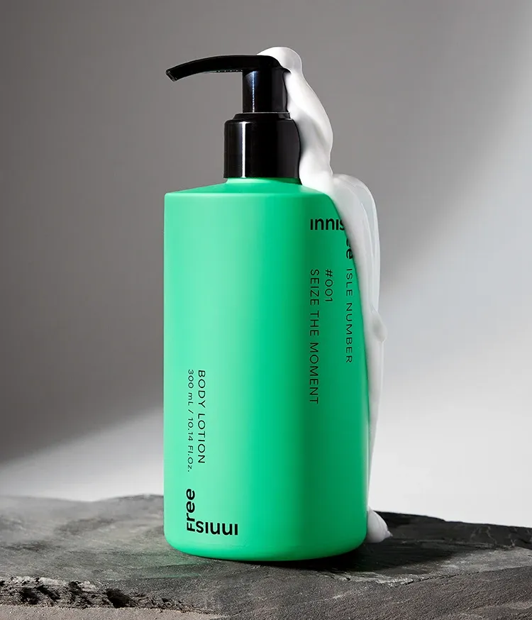 새로운 섬에서 만난 자연에서 모티브를 얻은 푸르른 향을 바탕으로 다채롭게 펼쳐지는 싱그럽고 풍성한 '시그니처 향' 시리즈. 향을 가득 머금은 밀키 텍스처가 피부에 착 감기듯 실키하게 스며들어 내 살냄새인 듯 오래오래 향기롭게 해주는 이니스프리 아일 넘버 바디 로션