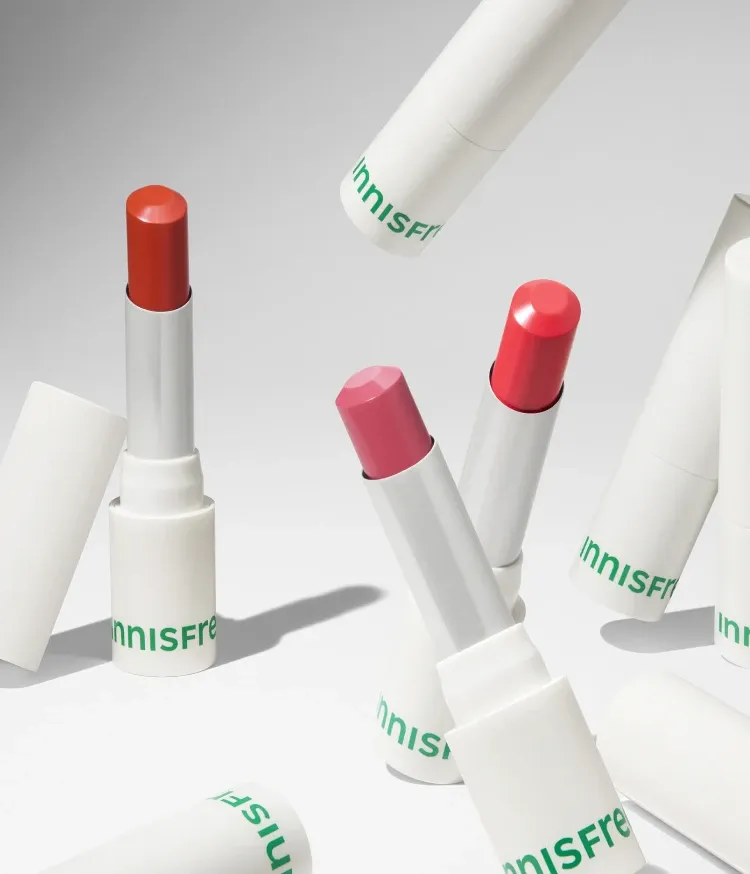 부드럽게 녹아들어 맑은 광택감을 채워주는 이니스프리 듀이 글로우 립스틱. 고광택 폴리머가 함유된 포뮬러가 가볍게 밀착되어 맑게 반짝이는 수분광 글로우 립을 연출해주는 립스틱