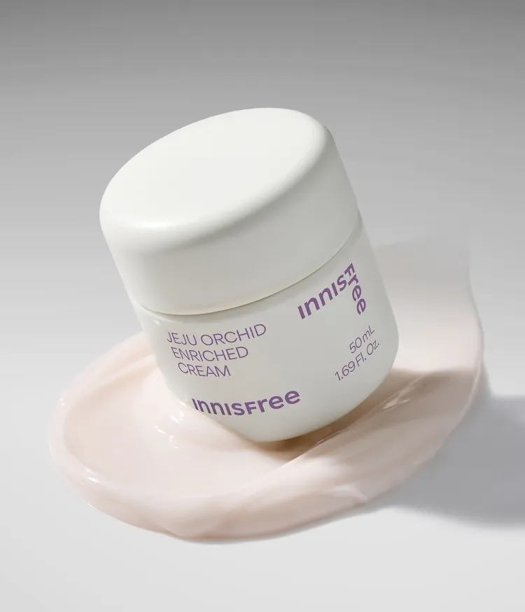 영양감 넘치는 윤기나는 피부로! 빠르게 흡수되고 끈적임 없이 마무리되는 이니스프리의 스테디 셀러 한란크림은 메마른 피부에 풍부한 영양감과 차오르는 보습으로 탄력있는 피부로 만들어주는 안티에이징 대표 제품