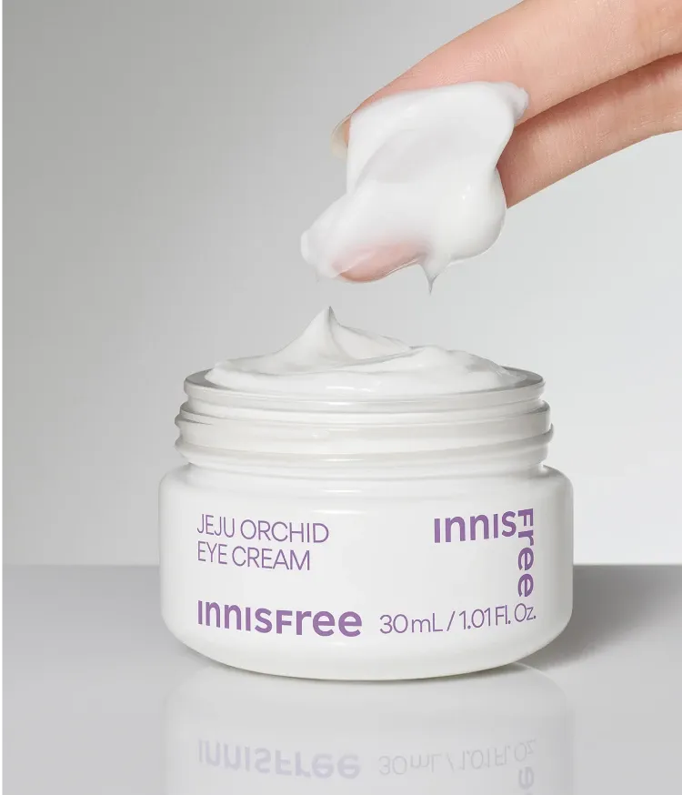 제주 푸른콩 유래 히알루론산과 펩타이드 3종이 함유된 포뮬러가 건조한 눈가 피부를 촉촉하게! 힘있고 활력있는 눈가 피부로 케어해 주는 이니스프리 한란 아이 크림