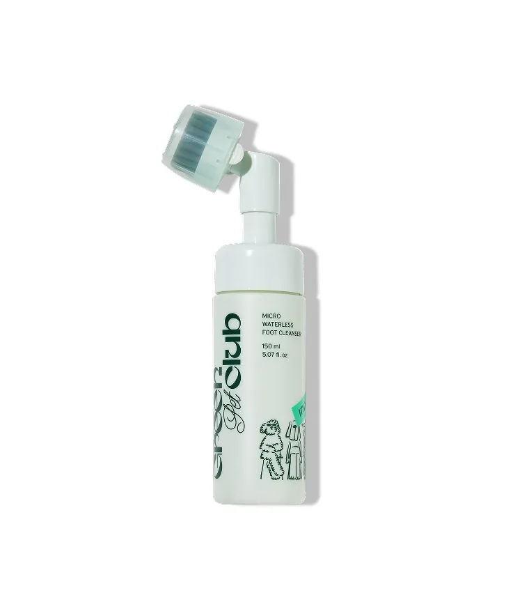 미세모 브러시 타입으로 반려동물의 발을 부드러우면서도 구석구석 꼼꼼하게 닦아주는 워터리스 타입의 이니스프리 그린펫클럽 꼼꼼 워터리스 발세정제