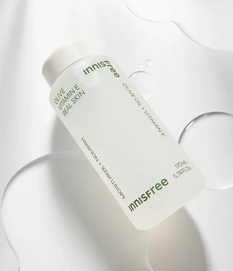 스킨 단계부터 선사하는 강력한 보습과 영양! 농축감 있는 텍스처가 부드럽게 작용하여 보습막을 씌운 듯 촉촉하게 유지시켜주는 이니스프리 올리브 비타민E 리얼 스킨