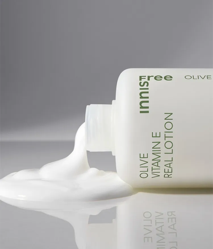강력한 보습에 영양이 더해져 건강하게 촉촉함이 유지되는 피부로! 부드럽게 흡수되는 밀키 텍스처로 매끈한 피부결 케어를 완성하는 이니스프리 올리브 비타민E 리얼 로션