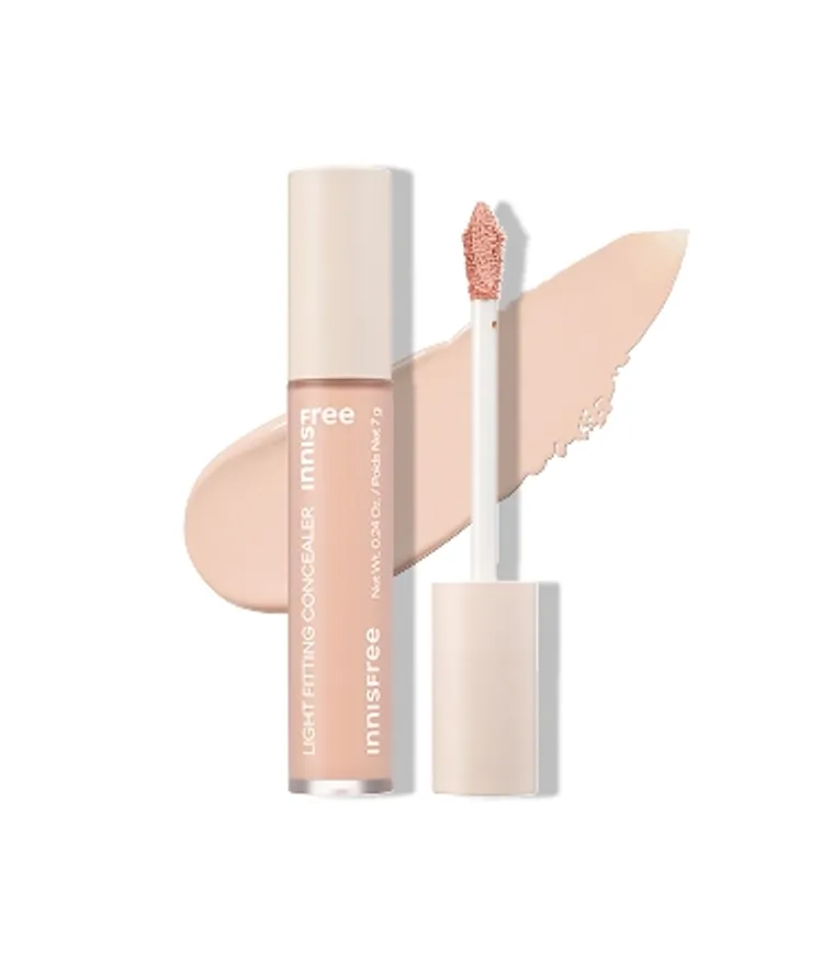 가볍지만 확실한 밀착력으로 결점 컬러 별 맞춤 커버가 가능한 다크서클 전용 이니스프리 라이트 피팅 컨실러. 기존 마이 컨실러의 커버력은 유지하고 더 가볍게 착 붙는 밀착감과 보습 성분을 함유한 포뮬러로 들뜸 없이 촉촉하게 커버해주는 컨실러