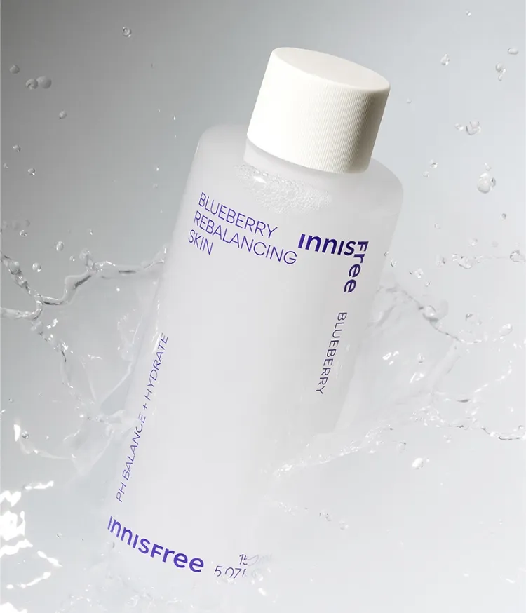 기본에 충실한 가볍고 산뜻한 물스킨 제형 토너로 수분보충, 수분진정 및 피부가 수분을 머금어 한결 매끈하고 부드럽게, 끈적임을 줄여 모든 피부타입에 적합한 닦토스킨 이니스프리 블루베리 리밸런싱 스킨