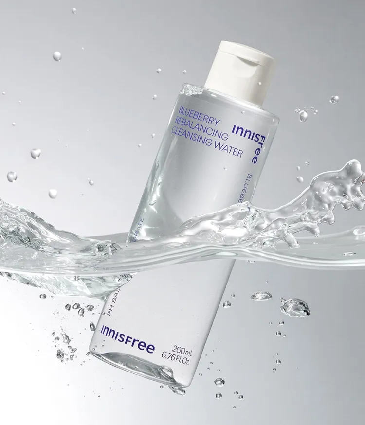 병풀추출물을 함유한 약산성 포뮬러로 피부의 pH와 유수분 밸런스를 케어하는데 도움을 주어 세안후에도 건강하고 촉촉하게 당기지 않게 가꿔주는 피부에 부담을 줄인 약산성 클렌징 워터 추천 이니스프리 블루베리 리밸런싱 클렌징 워터