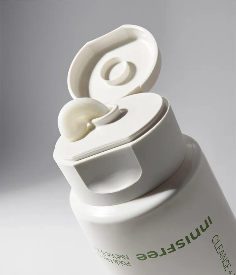 올리브 오일 + 비타민E 함유 포뮬라가 메이크업과 피부 노폐물을 제거하고 촉촉함을 남겨주는 이니스프리 올리브 비타민E 리얼 폼 클렌징