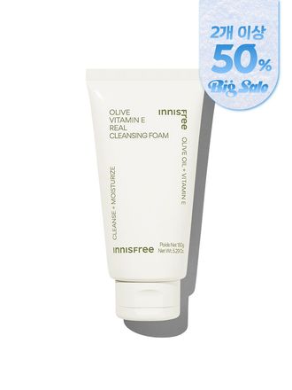 올리브 오일 + 비타민E 함유 포뮬라가 메이크업과 피부 노폐물을 제거하고 촉촉함을 남겨주는 이니스프리 올리브 비타민E 리얼 폼 클렌징