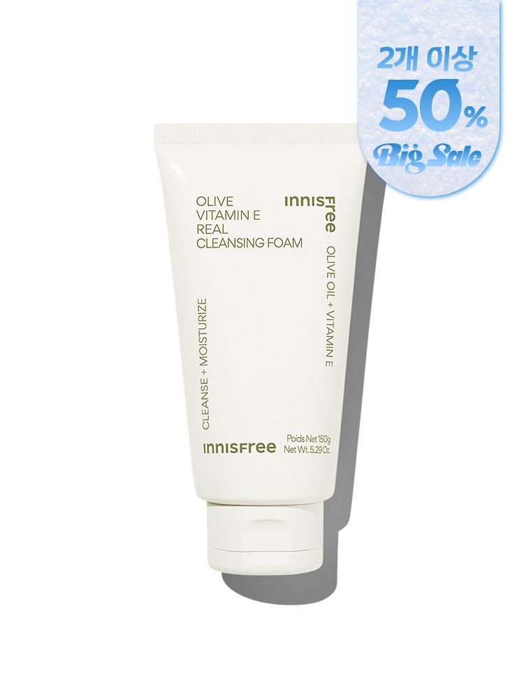올리브 오일 + 비타민E 함유 포뮬라가 메이크업과 피부 노폐물을 제거하고 촉촉함을 남겨주는 이니스프리 올리브 비타민E 리얼 폼 클렌징