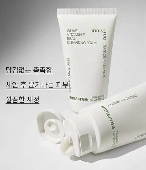올리브 오일 + 비타민E 함유 포뮬라가 메이크업과 피부 노폐물을 제거하고 촉촉함을 남겨주는 이니스프리 올리브 비타민E 리얼 폼 클렌징
