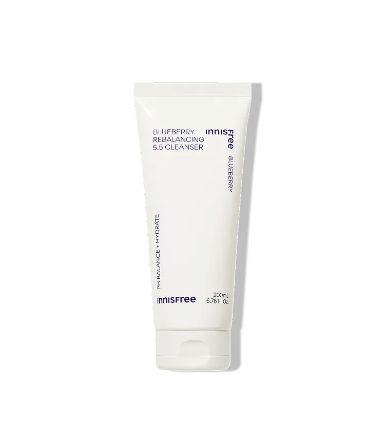 블루베리 속살처럼 부드러운 거품이 오밀조밀 많이 나는 제형으로 조밀하고 부드러운 블루베리 속살 같은 거품클렌징으로 건강한 피부와 피부 수분을 케어해 세안 후에도 당김 없이 촉촉하고 말랑한 피부로 가꿔주는 이니스프리 블루베리 리밸런싱 5.5 폼클렌징 대용량