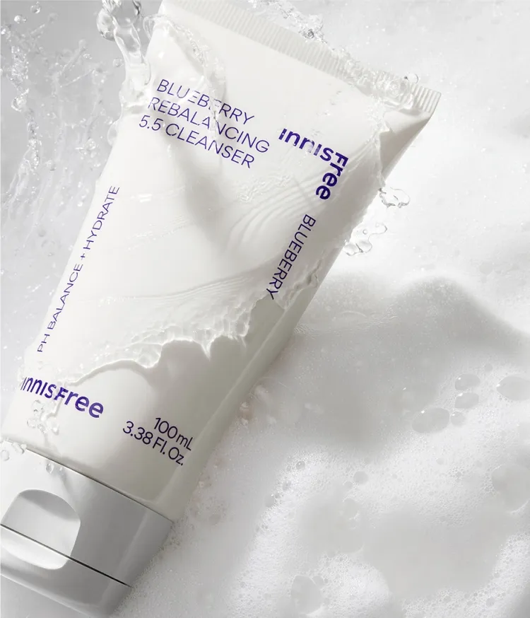 블루베리 속살처럼 부드러운 거품이 오밀조밀 많이 나는 제형으로 조밀하고 부드러운 블루베리 속살 같은 거품클렌징으로 건강한 피부와 피부 수분을 케어해 세안 후에도 당김 없이 촉촉하고 말랑한 피부로 가꿔주는 이니스프리 블루베리 리밸런싱 5.5 폼클렌징 대용량