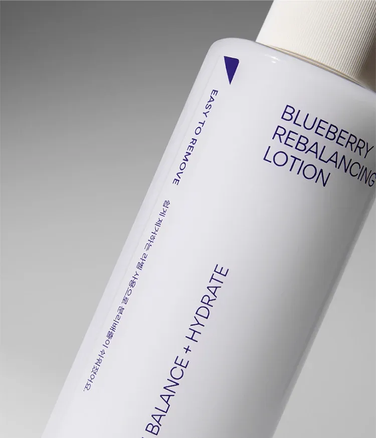 수분감 가득! 약산성 포뮬러를 통해 피부의 pH와 유수분 균형을 맞추는데 도움을 주어 건강하고 촉촉하게 케어해주는 이니스프리 약산성 블루베리 리밸런싱 로션