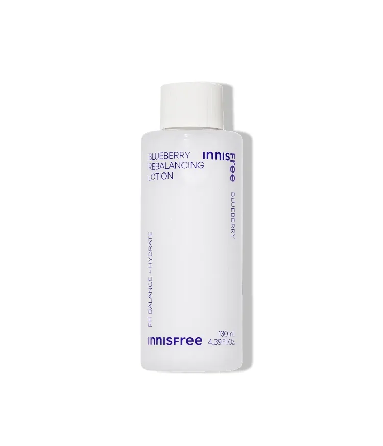 수분감 가득! 약산성 포뮬러를 통해 피부의 pH와 유수분 균형을 맞추는데 도움을 주어 건강하고 촉촉하게 케어해주는 이니스프리 약산성 블루베리 리밸런싱 로션