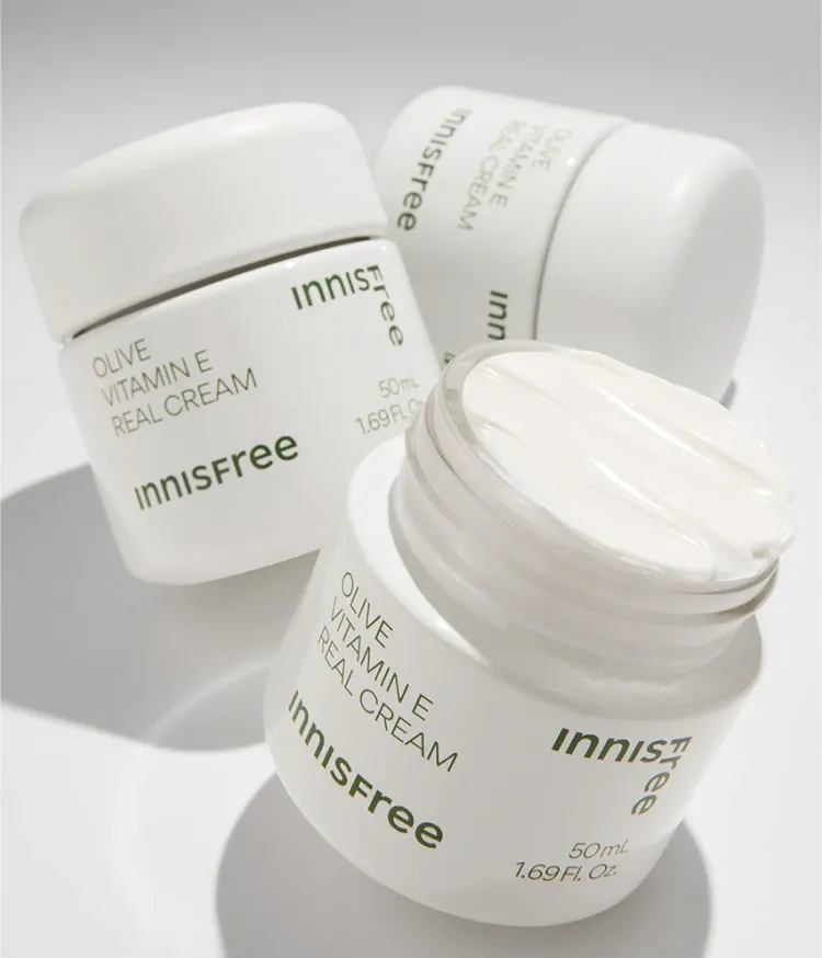 보습력이 우수한 올리브 오일과 항산화 효능의 비타민E가 만난 포뮬러가 강력한 보습과 영양을 선사하는 보습 크림. 부드러운 멜팅 밤 텍스처의 이니스프리 올리브 비타민E 리얼 크림