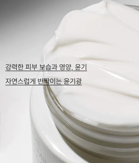 보습력이 우수한 올리브 오일과 항산화 효능의 비타민E가 만난 포뮬러가 강력한 보습과 영양을 선사하는 보습 크림. 부드러운 멜팅 밤 텍스처의 이니스프리 올리브 비타민E 리얼 크림