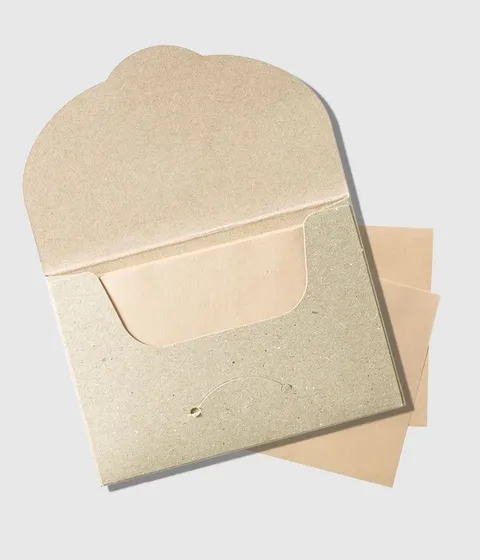 화산송이 파우더가 함유된 천연한지 재질로 뛰어난 기름 흡수력으로 피부 위 과잉 피지를 쏙 흡착해주는 부드러운 기름종이. 휴대하기 적당한 크기로 가방이나 파우치 속에 보관하기 좋고 지성 피부, 복합성 피부에게 추천하는 이니스프리 화산송이 한지 기름종이