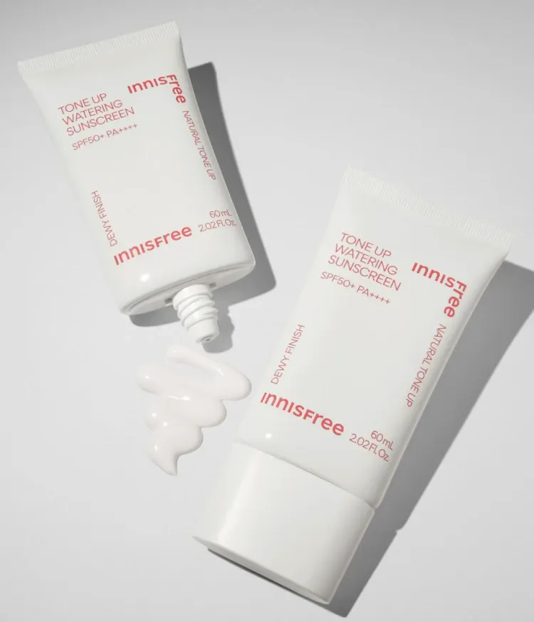 톤 보정와 자외선차단, 수분감 유지를 동시에! 메이크업 베이스 겸용 유무기 혼합자차 자외선 차단제. 자연스럽고 촉촉한 톤업과 수분광채는 물론 백탁 없이 자연스러운 베이스 겸용 선크림. 수분 베이스 및 피부자극 없는 저자극 포뮬러로 안심하고 쓸 수 있는 이니스프리 톤업 워터링 선스크린
