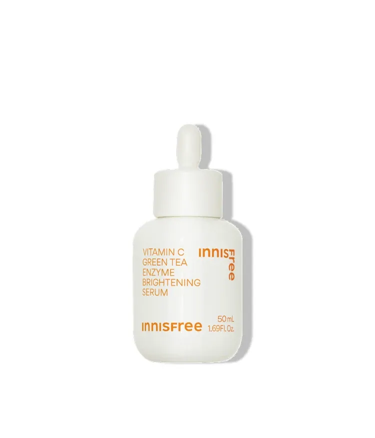비타민C와 제주 녹차 엔자임*을 함유한 세럼이 피부톤과 피부결을 케어해 매끈 투명한 피부로 가꿔주는 잡티 토닝 세럼