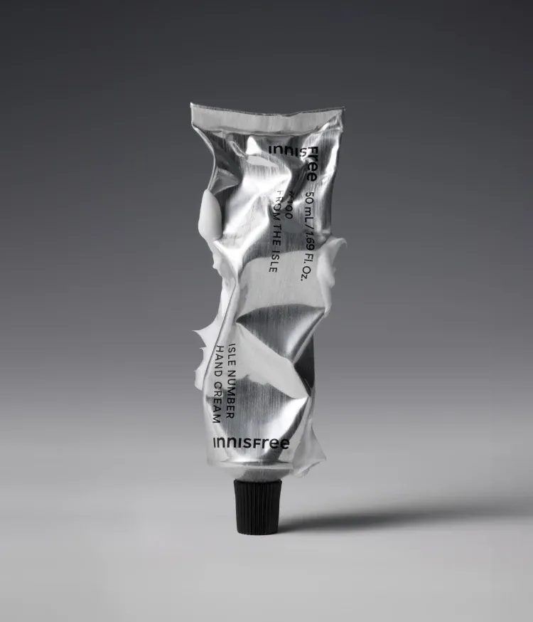 은은하게 퍼지는 향을 머금은 촉촉한 포뮬러로 끈적임 없는 향기 보습막을 만들어주는 핸드크림