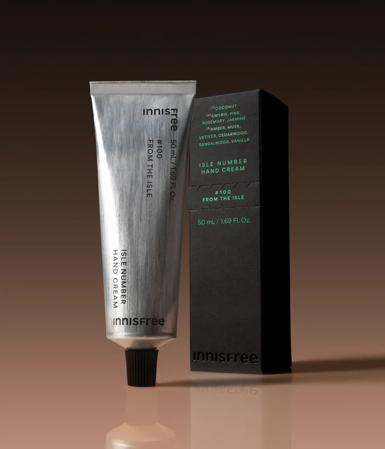 은은하게 퍼지는 향을 머금은 촉촉한 포뮬러로 끈적임 없는 향기 보습막을 만들어주는 핸드크림