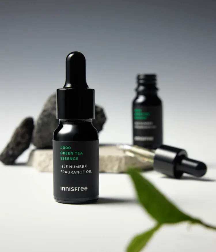 집 안 공기에 은은한 그린티 향으로 공간 전체를 감성적으로 채우는 이니스프리 아일 넘버 홈 프래그런스 그린티에썽스. 은은한 향과 감성으로 힐링까지 채워주는 프래그런스