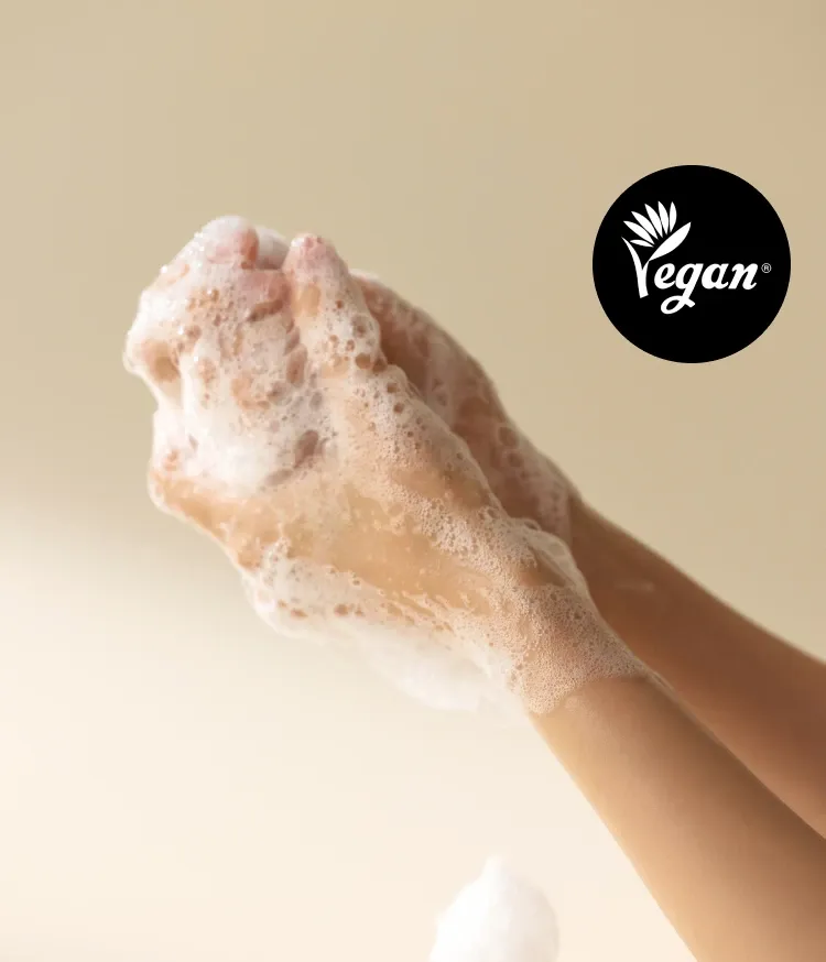 풍부한 거품과 상쾌한 그린티 향이 샤워 타임을 정화시켜주는 이니스프리 아일 넘버 바디 앤 핸드 워시 그린티에썽스. 상쾌한 세정감과 향기로 손부터 바디까지 케어할 수 있는 바디 앤 핸드워시