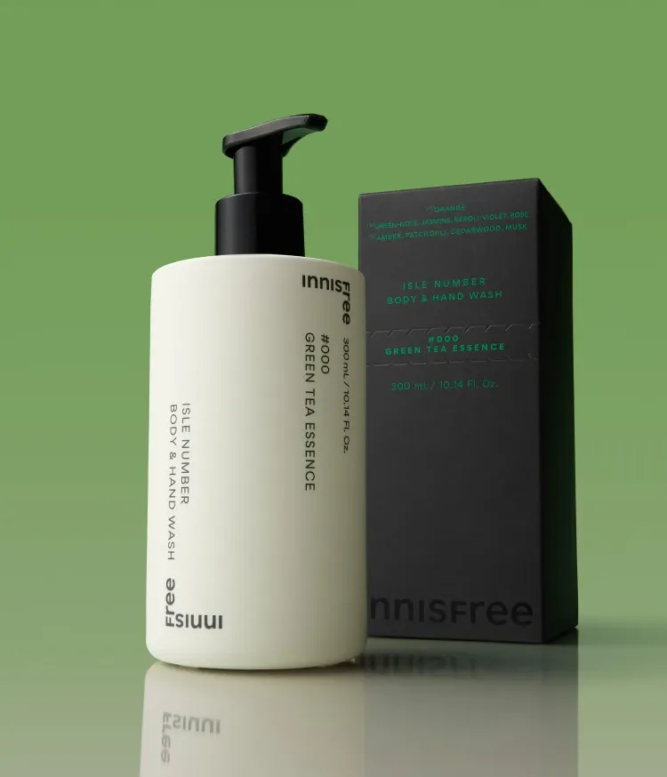 풍부한 거품과 상쾌한 그린티 향이 샤워 타임을 정화시켜주는 이니스프리 아일 넘버 바디 앤 핸드 워시 그린티에썽스. 상쾌한 세정감과 향기로 손부터 바디까지 케어할 수 있는 바디 앤 핸드워시