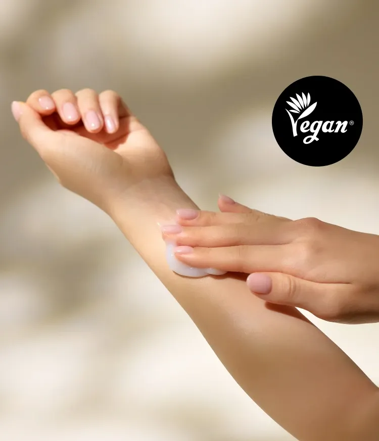 라이트한 로션 제형이 산뜻하게 스며들어 하루 종일 끈적임 없이 촉촉함을 유지하는 이니스프리 아일 넘버 바디 로션 그린티에썽스. 산뜻보습, 데일리 바디 케어 추천